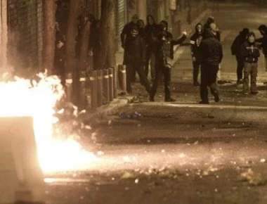 Εμπόλεμη ζώνη τα Εξάρχεια και συμπλοκές ανάμεσα σε κουκουλοφόρους και MAT- Απόπειρα επίθεσης στην οικεία Φλαμπουράρη